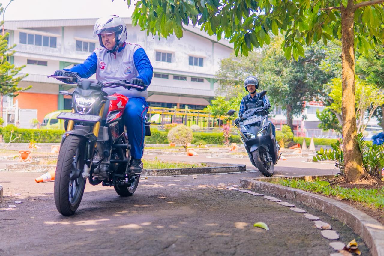 Biar Perjalanan Tetap Happy, Ini Cara Jago Cari Aman di Jalan